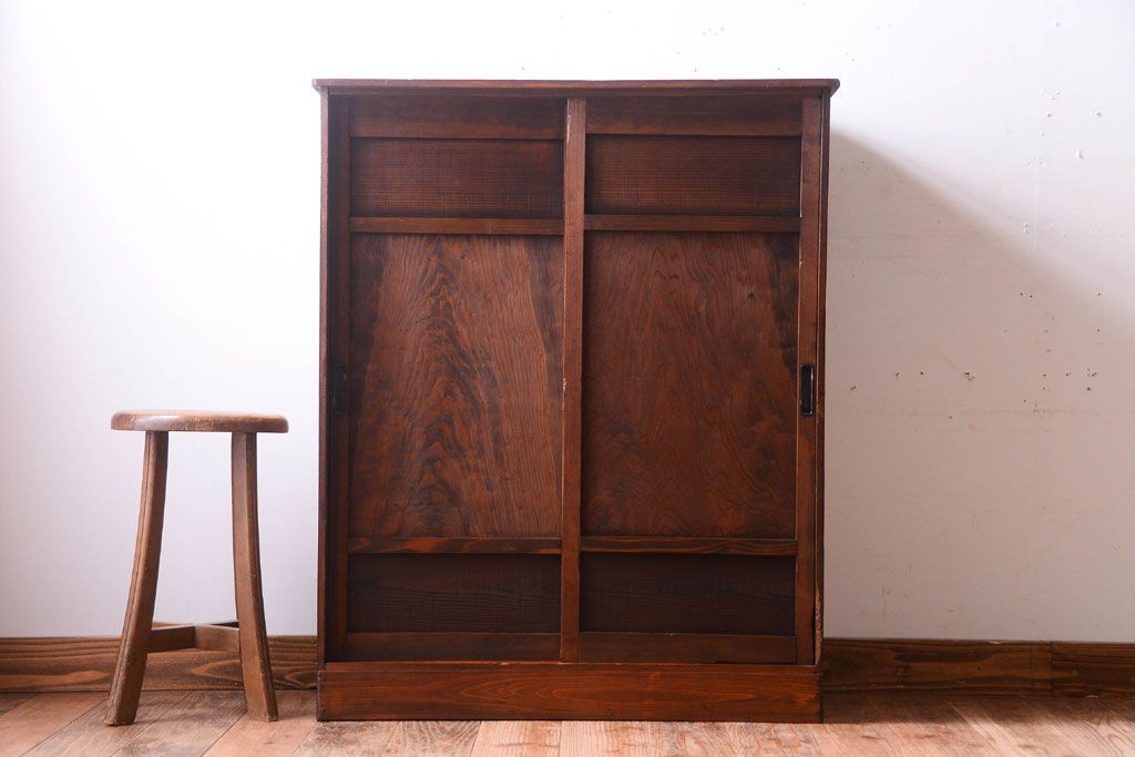 アンティーク家具　古い木製のアンティーク収納戸棚(キャビネット)