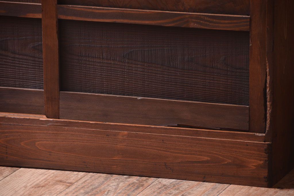 アンティーク家具　古い木製のアンティーク収納戸棚(キャビネット)