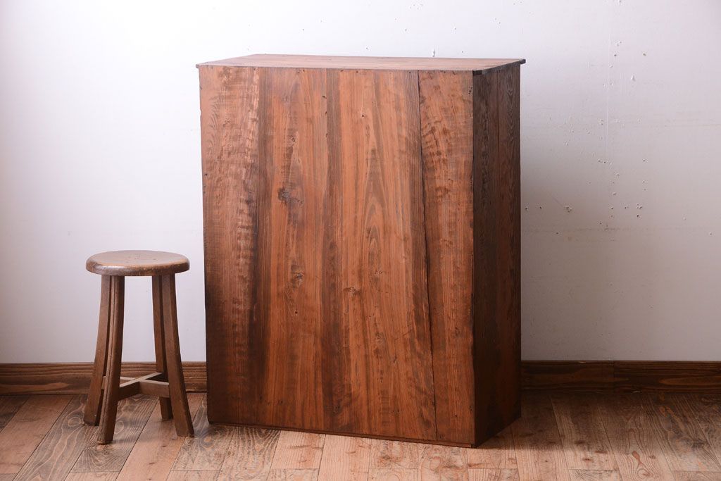 アンティーク家具　古い木製のアンティーク収納戸棚(キャビネット)