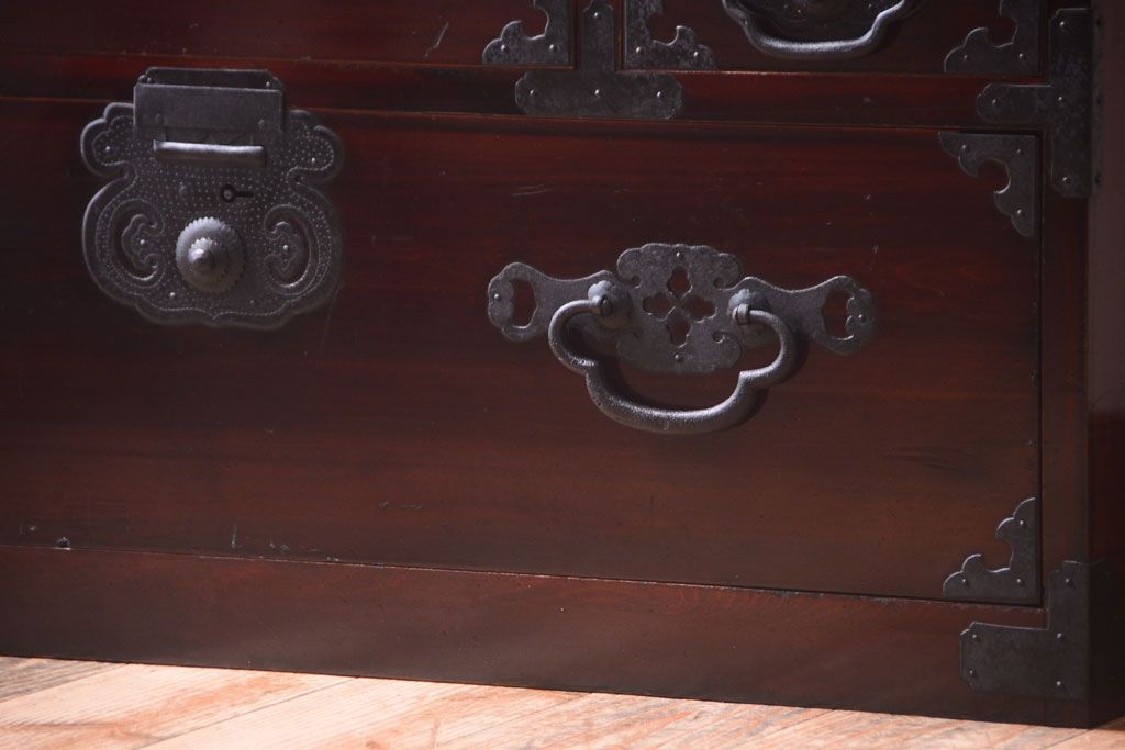 アンティーク家具　古民具・骨董　一本物　巾着金具　松本衣装箪笥