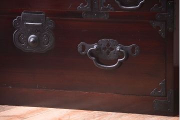 アンティーク家具　古民具・骨董　一本物　巾着金具　松本衣装箪笥