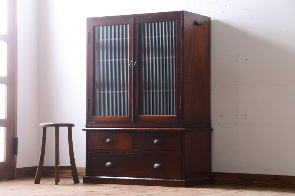 アンティーク家具　モールガラス入り!古い木製の二段重ねアンティーク収納棚