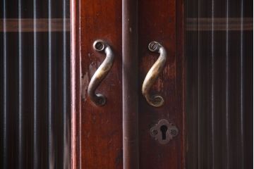 アンティーク家具　モールガラス入り!古い木製の二段重ねアンティーク収納棚