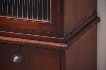 アンティーク家具　モールガラス入り!古い木製の二段重ねアンティーク収納棚