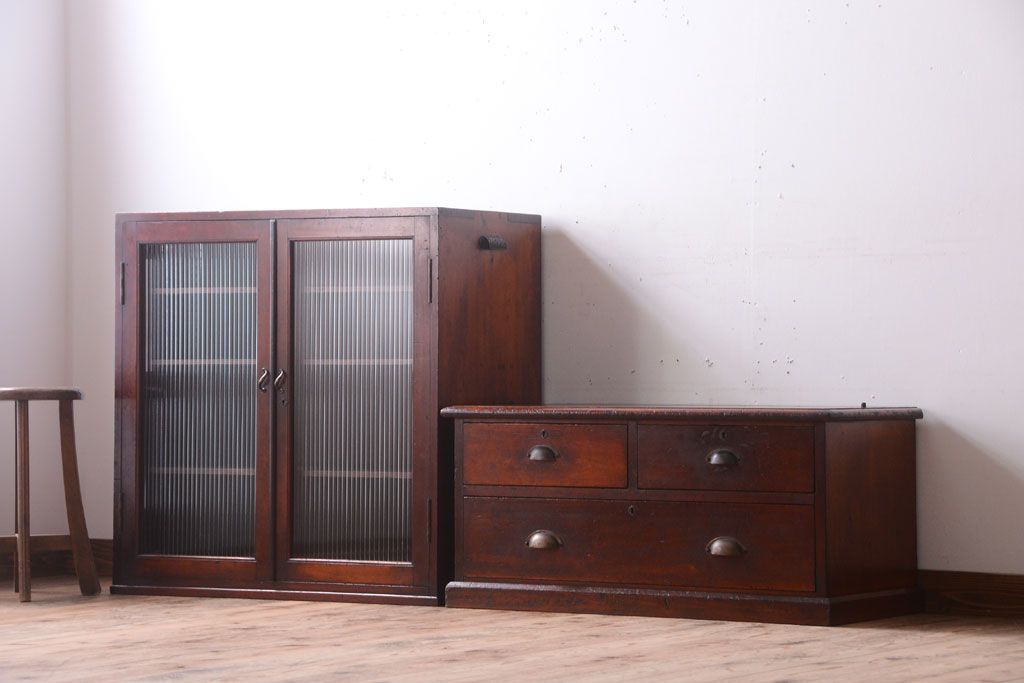 アンティーク家具　モールガラス入り!古い木製の二段重ねアンティーク収納棚