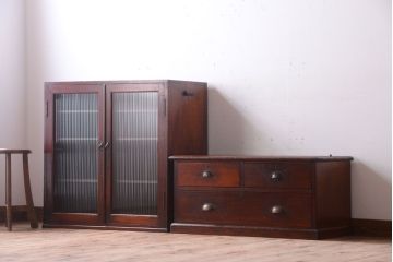 アンティーク家具　モールガラス入り!古い木製の二段重ねアンティーク収納棚