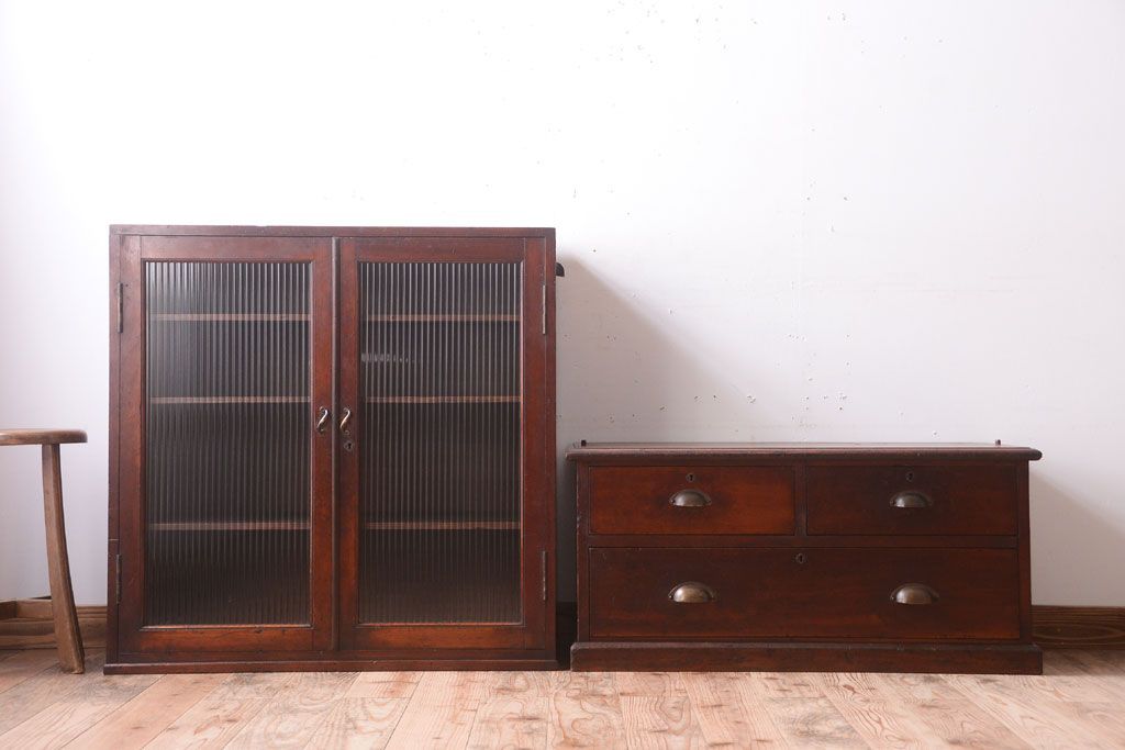 アンティーク家具　モールガラス入り!古い木製の二段重ねアンティーク収納棚