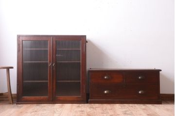 アンティーク家具　モールガラス入り!古い木製の二段重ねアンティーク収納棚