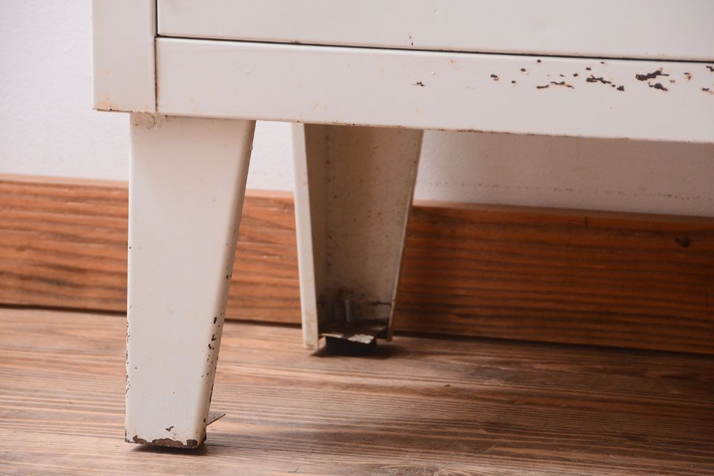 アンティーク家具　アンティーク　アイアンケビント(収納棚・キャビネット)