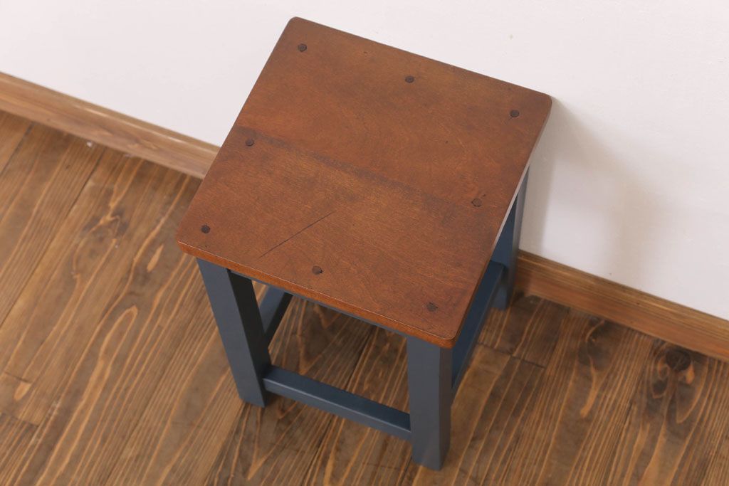 レトロ家具　昭和レトロ　ペイントがかわいい角スツール(ネイビー)
