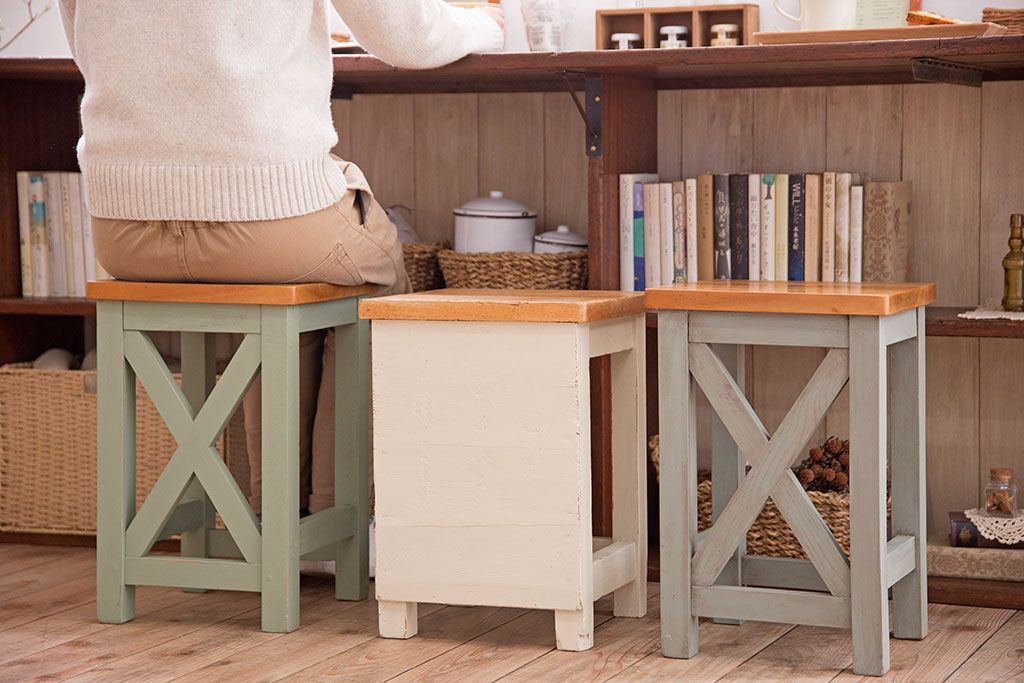レトロ家具　昭和レトロ　ペイントがかわいい角スツール(アイボリー)