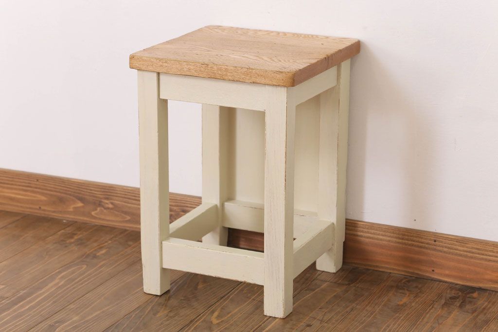 レトロ家具　昭和レトロ　ペイントがかわいい角スツール(アイボリー)