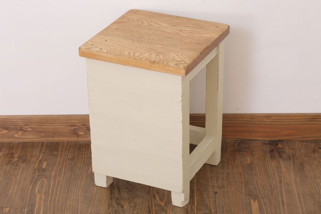 レトロ家具　昭和レトロ　ペイントがかわいい角スツール(アイボリー)