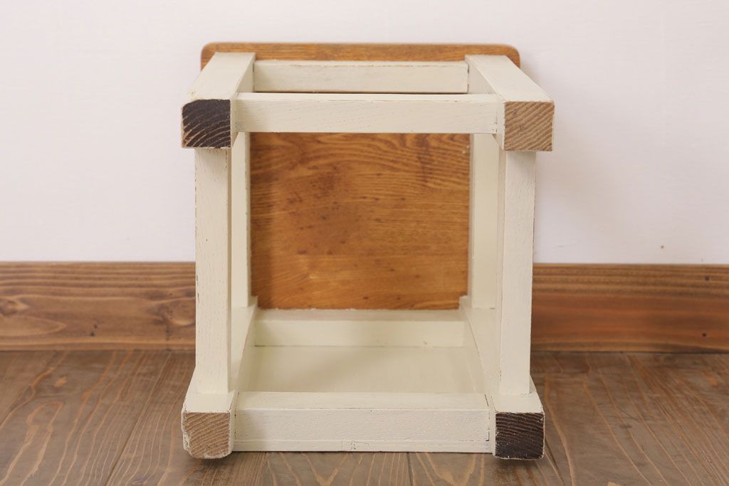 レトロ家具　昭和レトロ　ペイントがかわいい角スツール(アイボリー)