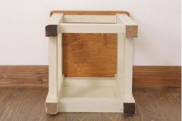 レトロ家具　昭和レトロ　ペイントがかわいい角スツール(アイボリー)