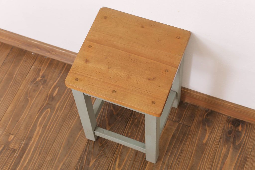 アンティーク雑貨　昭和レトロ　ペイントがかわいい角スツール(オリーブグリーン)(2)