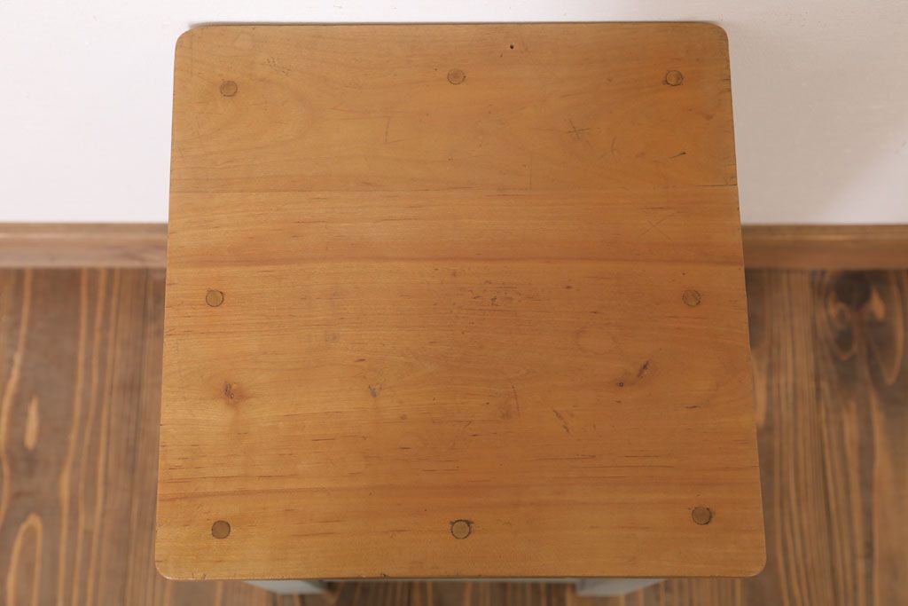 アンティーク雑貨　昭和レトロ　ペイントがかわいい角スツール(オリーブグリーン)(2)