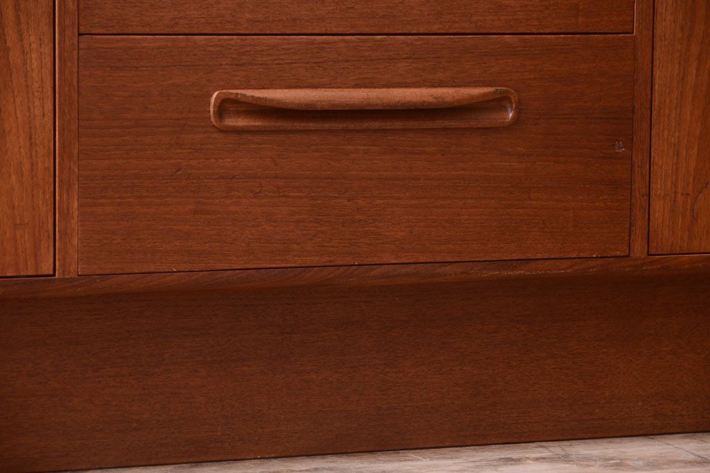 ヴィンテージ家具　G-PLAN 北欧ビンテージ　チーク材のサイドボード(キャビネット・収納棚)