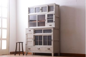レトロ家具　アンティークペイント　ダイヤガラス・モールガラス入り!レトロな食器棚