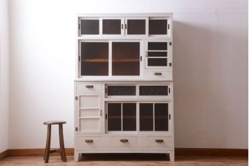 レトロ家具　アンティークペイント　ダイヤガラス・モールガラス入り!レトロな食器棚