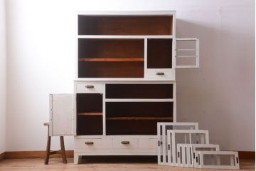 レトロ家具　アンティークペイント　ダイヤガラス・モールガラス入り!レトロな食器棚