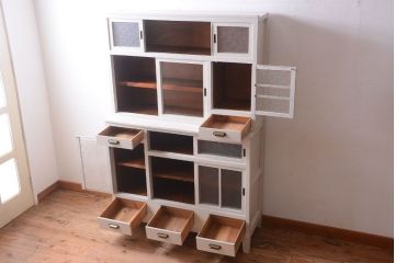 レトロ家具　アンティークペイント　ダイヤガラス・モールガラス入り!レトロな食器棚