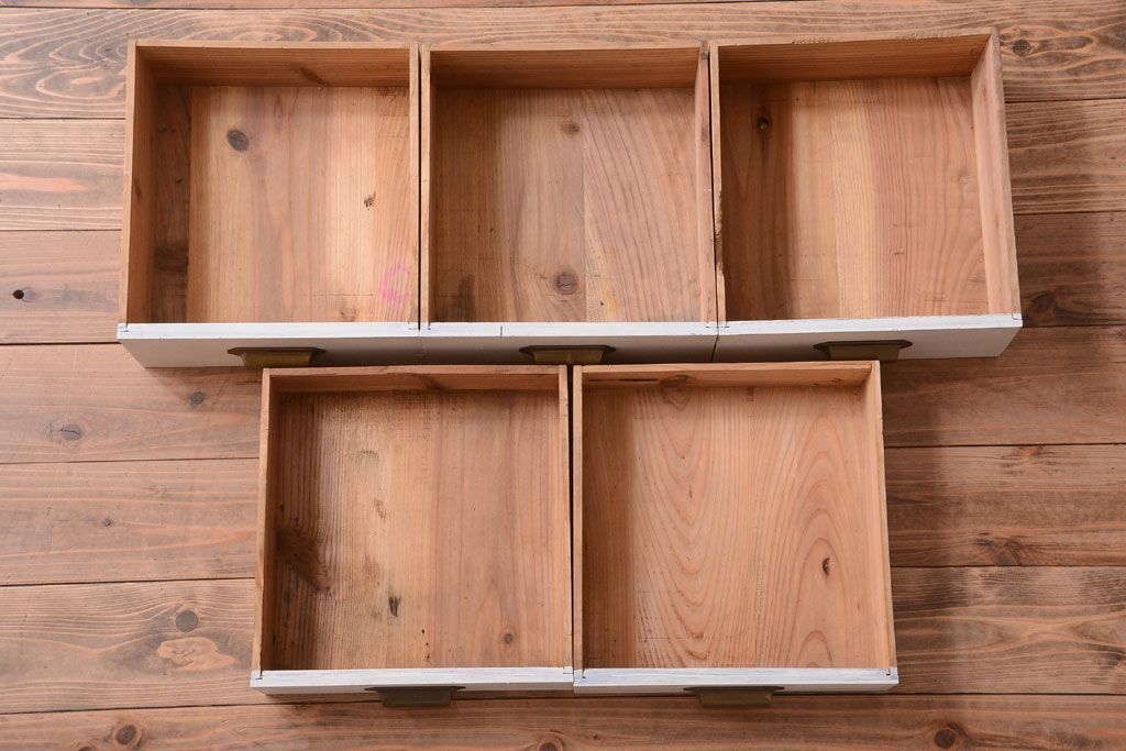 レトロ家具　アンティークペイント　ダイヤガラス・モールガラス入り!レトロな食器棚