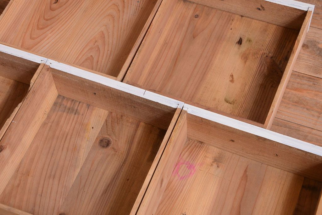 レトロ家具　アンティークペイント　ダイヤガラス・モールガラス入り!レトロな食器棚