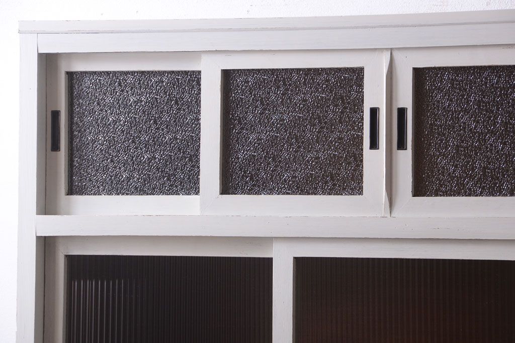 レトロ家具　アンティークペイント　ダイヤガラス・モールガラス入り!レトロな食器棚