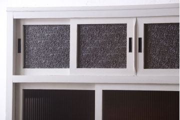 レトロ家具　アンティークペイント　ダイヤガラス・モールガラス入り!レトロな食器棚