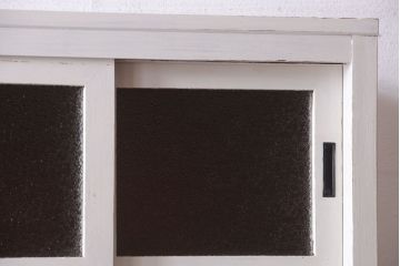 レトロ家具　アンティークペイント　ダイヤガラス・モールガラス入り!レトロな食器棚