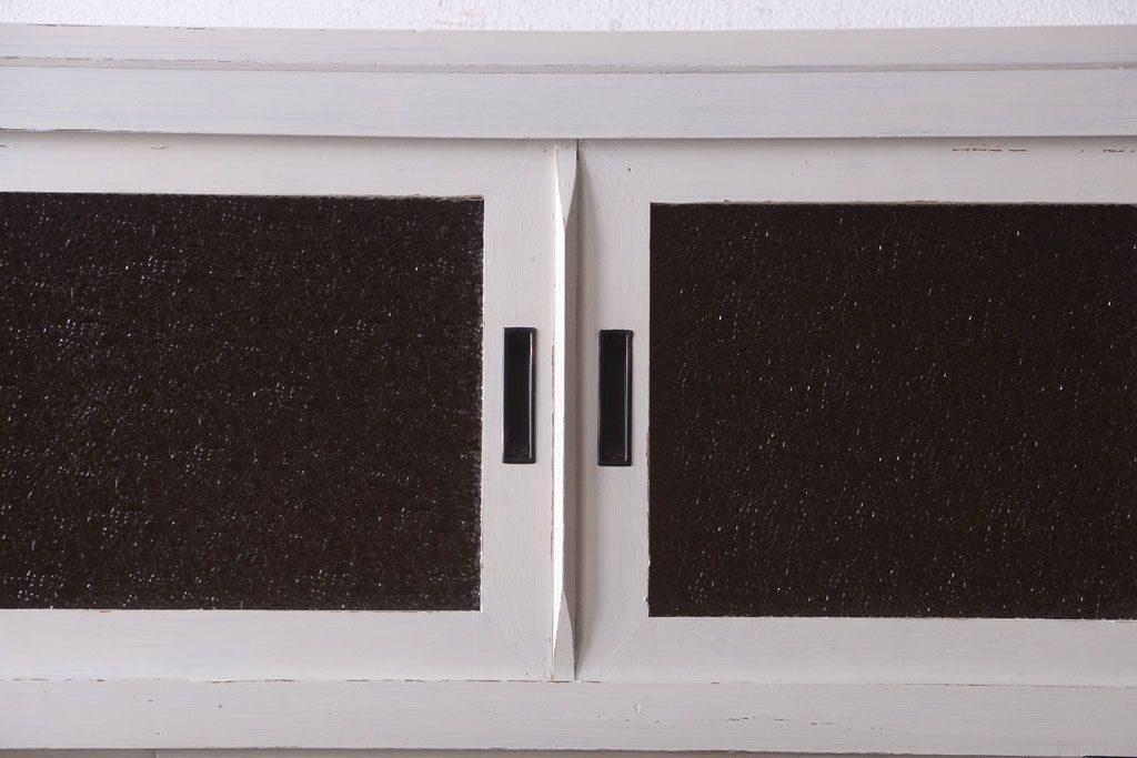 レトロ家具　アンティークペイント　ダイヤガラス・モールガラス入り!レトロな食器棚