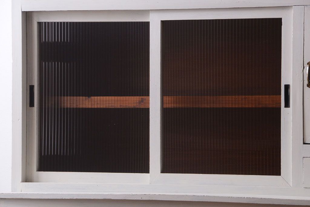 レトロ家具　アンティークペイント　ダイヤガラス・モールガラス入り!レトロな食器棚