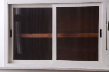 レトロ家具　アンティークペイント　ダイヤガラス・モールガラス入り!レトロな食器棚