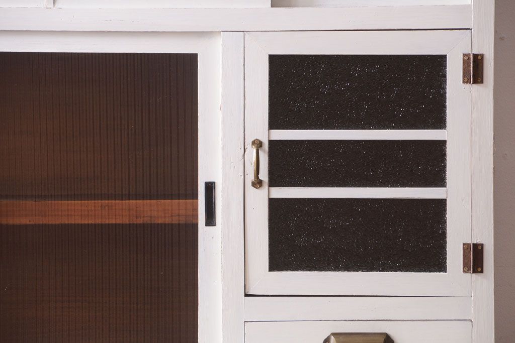 レトロ家具　アンティークペイント　ダイヤガラス・モールガラス入り!レトロな食器棚