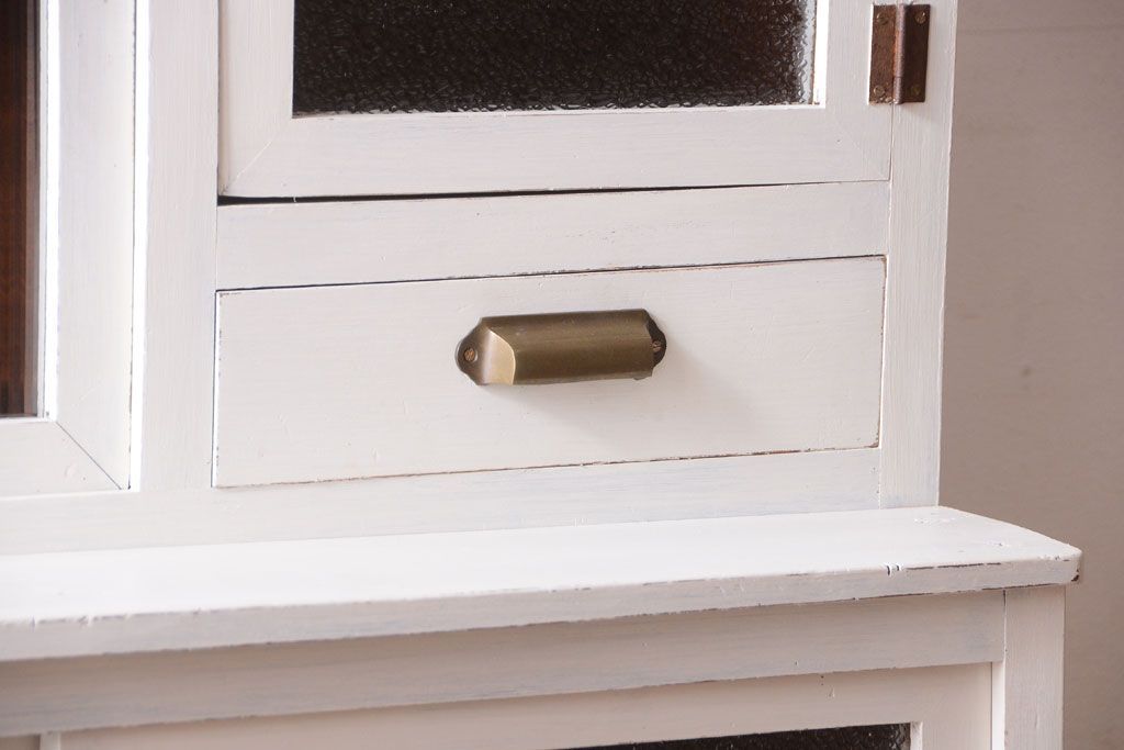 レトロ家具　アンティークペイント　ダイヤガラス・モールガラス入り!レトロな食器棚