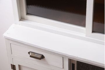 レトロ家具　アンティークペイント　ダイヤガラス・モールガラス入り!レトロな食器棚