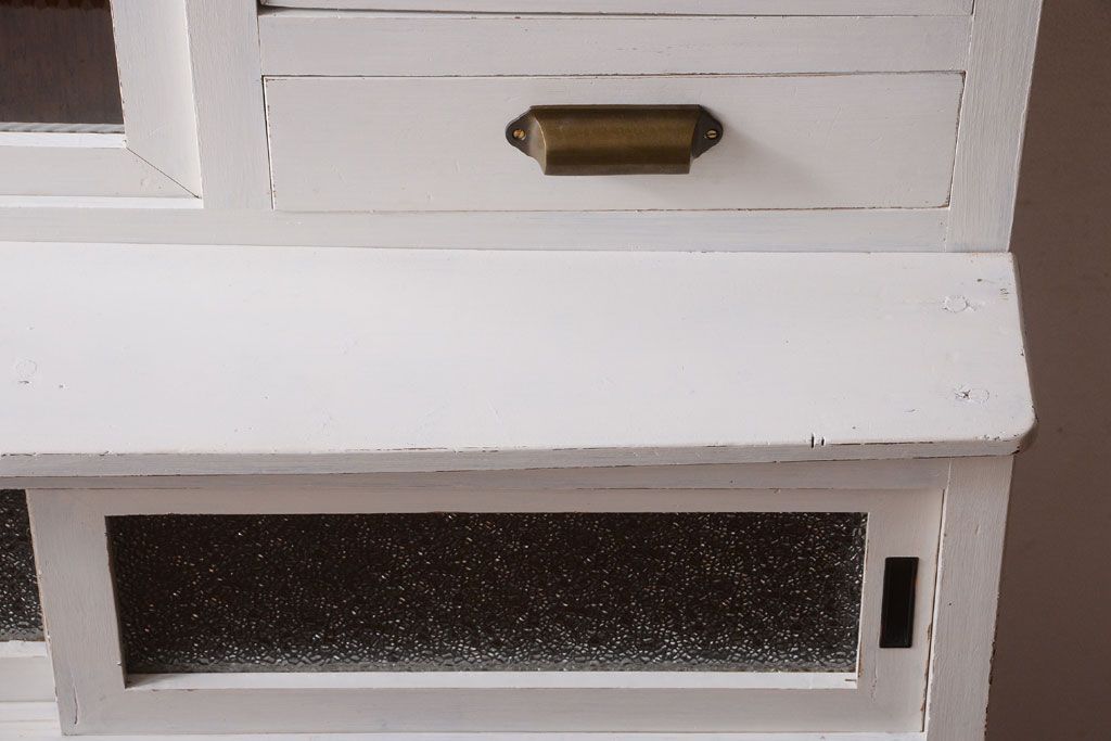 レトロ家具　アンティークペイント　ダイヤガラス・モールガラス入り!レトロな食器棚