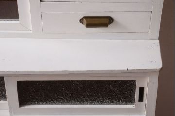 レトロ家具　アンティークペイント　ダイヤガラス・モールガラス入り!レトロな食器棚