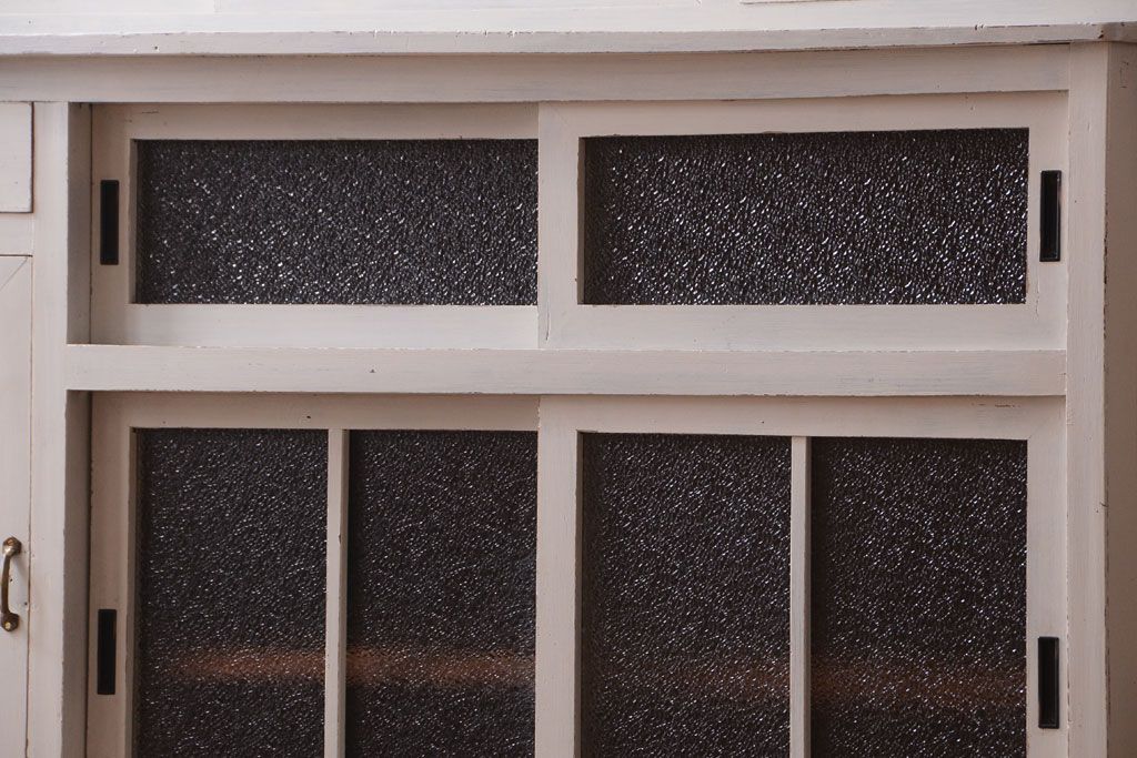 レトロ家具　アンティークペイント　ダイヤガラス・モールガラス入り!レトロな食器棚