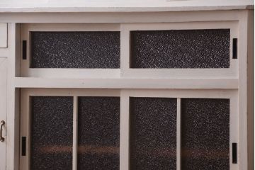 レトロ家具　アンティークペイント　ダイヤガラス・モールガラス入り!レトロな食器棚