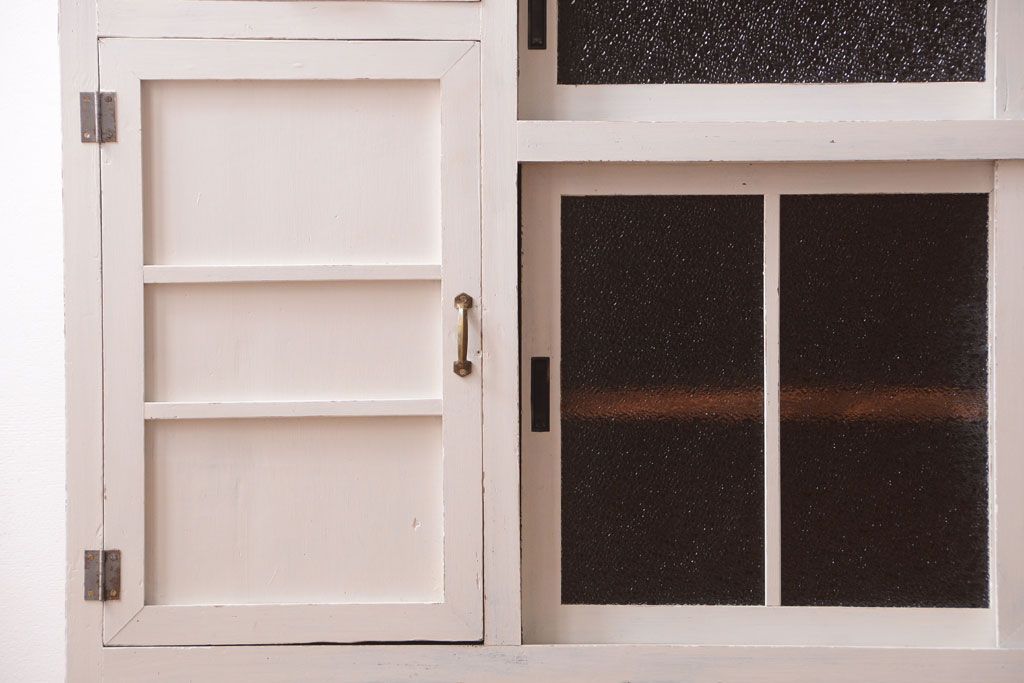 レトロ家具　アンティークペイント　ダイヤガラス・モールガラス入り!レトロな食器棚