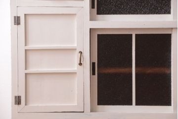 レトロ家具　アンティークペイント　ダイヤガラス・モールガラス入り!レトロな食器棚