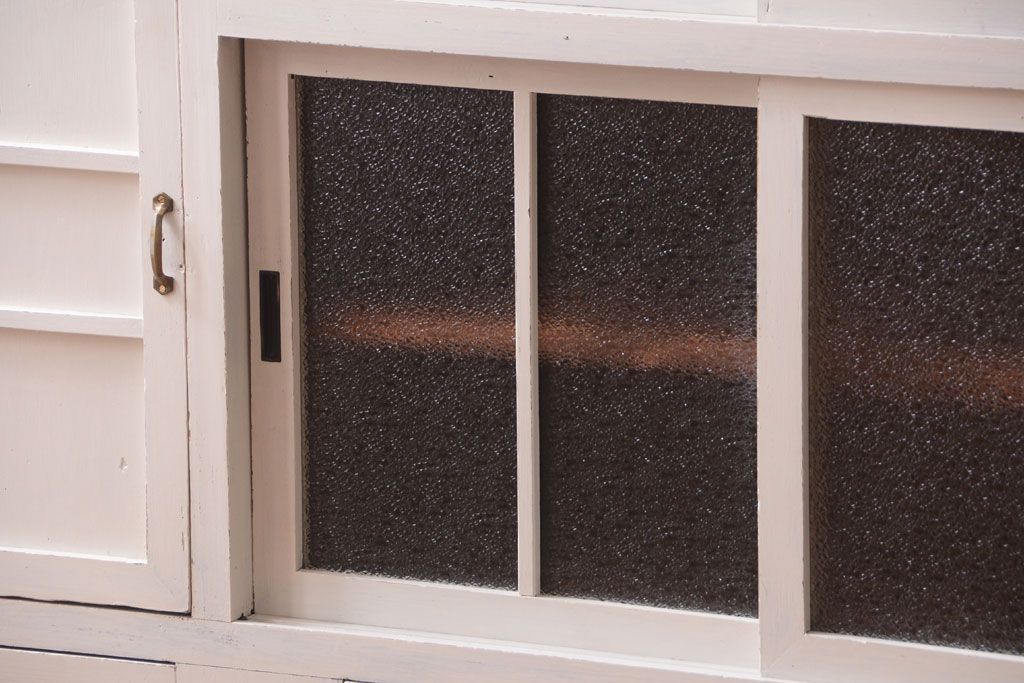 レトロ家具　アンティークペイント　ダイヤガラス・モールガラス入り!レトロな食器棚