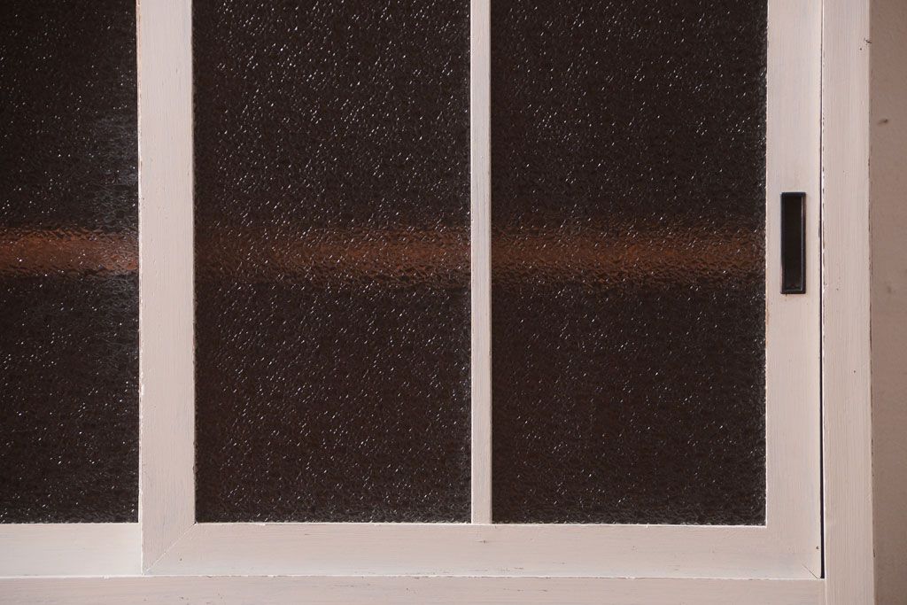 レトロ家具　アンティークペイント　ダイヤガラス・モールガラス入り!レトロな食器棚