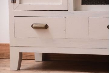 レトロ家具　アンティークペイント　ダイヤガラス・モールガラス入り!レトロな食器棚