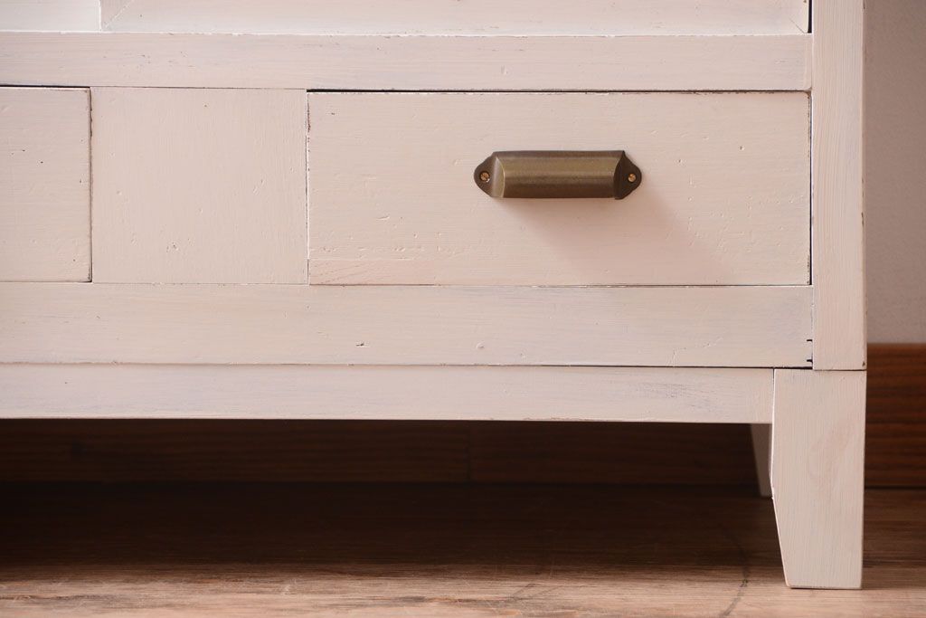 レトロ家具　アンティークペイント　ダイヤガラス・モールガラス入り!レトロな食器棚