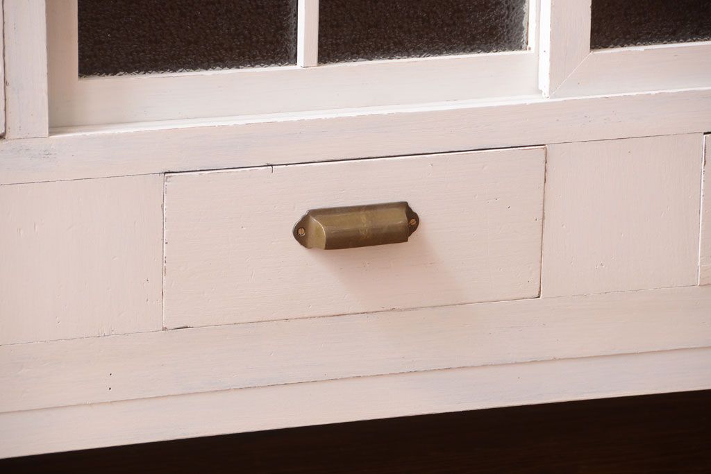 レトロ家具　アンティークペイント　ダイヤガラス・モールガラス入り!レトロな食器棚