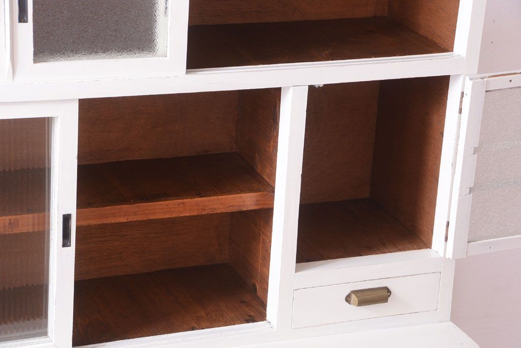 レトロ家具　アンティークペイント　ダイヤガラス・モールガラス入り!レトロな食器棚