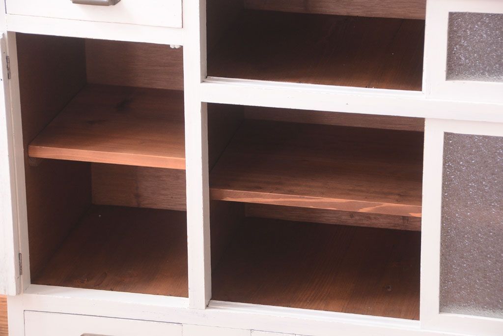 レトロ家具　アンティークペイント　ダイヤガラス・モールガラス入り!レトロな食器棚